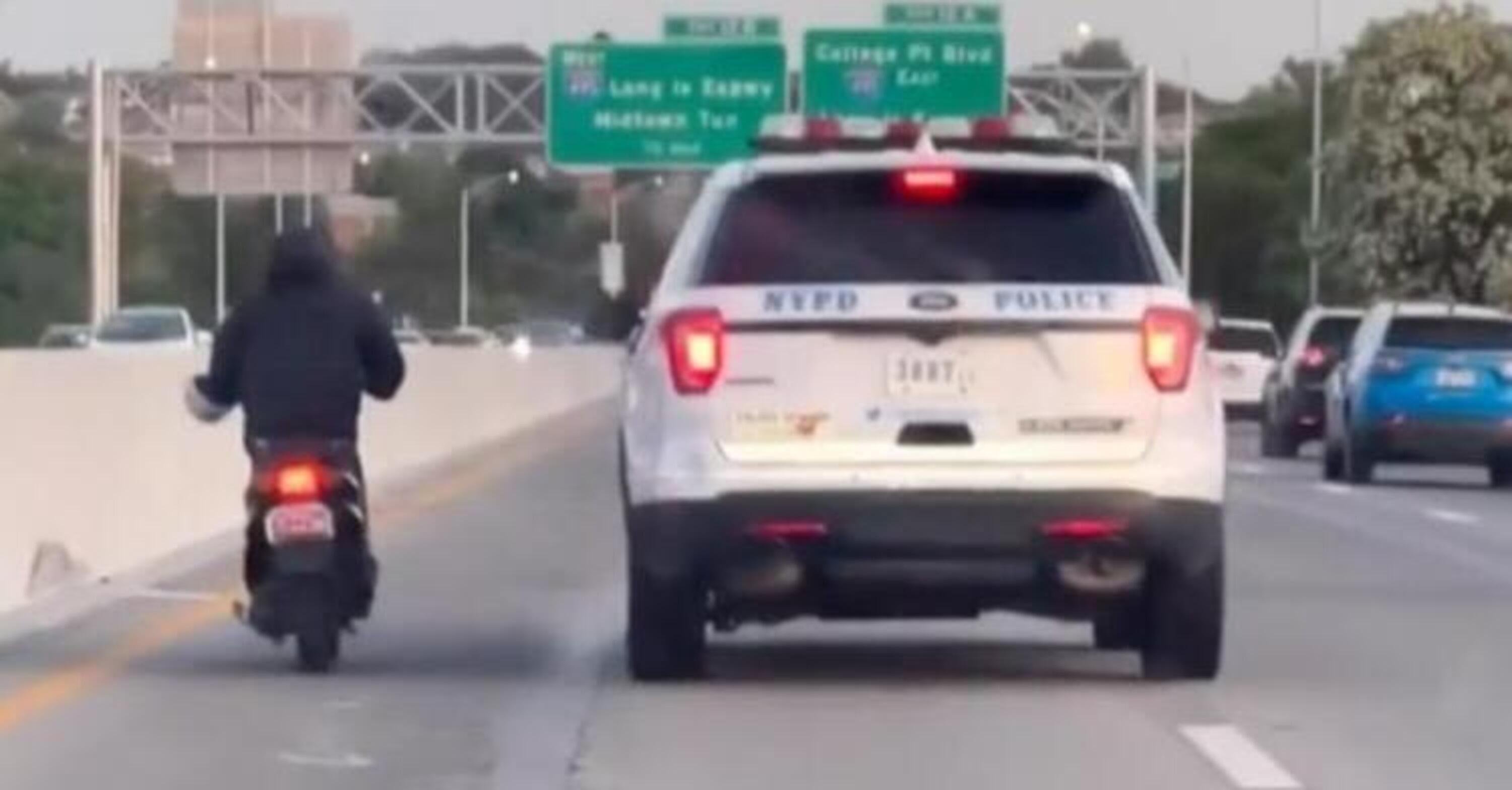 La Polizia tenta di buttare gi&ugrave; uno scooterista in autostrada, il web insorge [VIDEO]