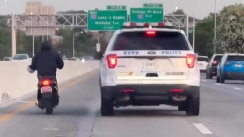 La Polizia tenta di buttare gi&ugrave; uno scooterista in autostrada, il web insorge [VIDEO]