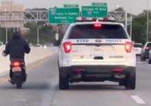 La Polizia tenta di buttare giù uno scooterista in autostrada, il web insorge [VIDEO]