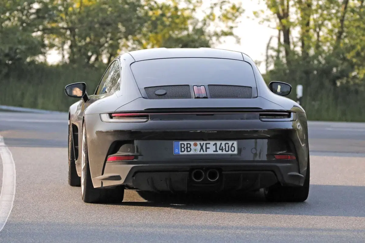Porsche 911 ST, sarà leggera e avrà più di 500 Cv [Foto Spia] (2)
