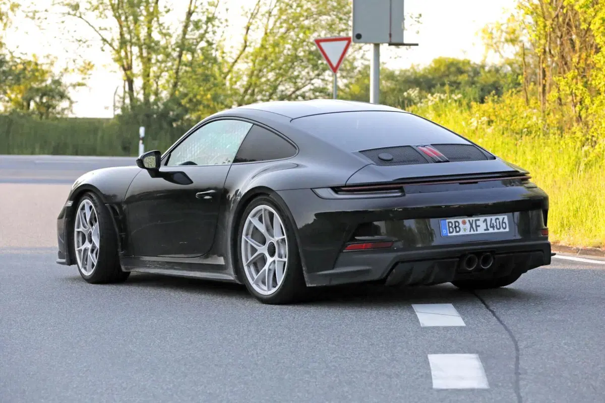 Porsche 911 ST, sarà leggera e avrà più di 500 Cv [Foto Spia] (5)