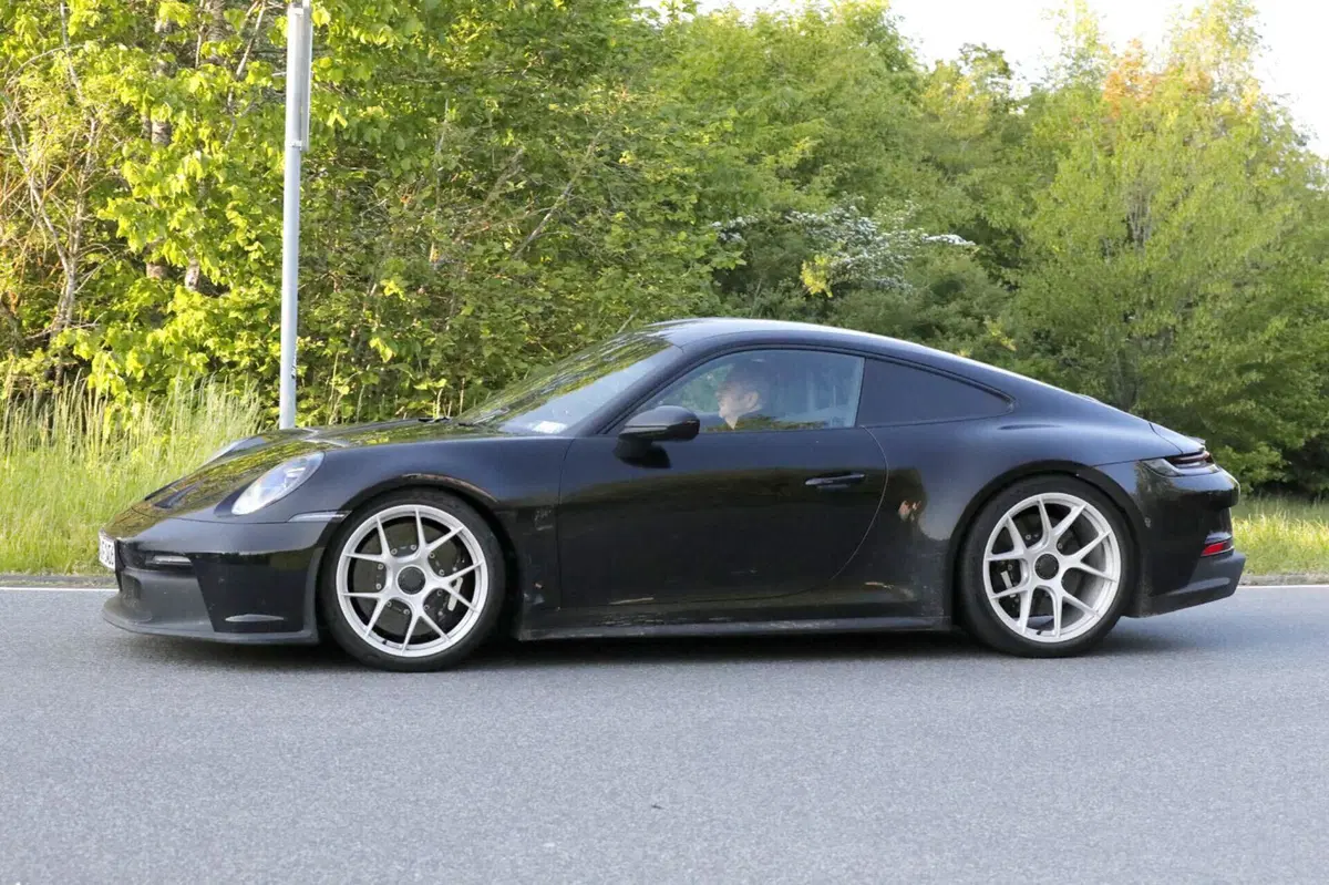 Porsche 911 ST, sarà leggera e avrà più di 500 Cv [Foto Spia] (8)