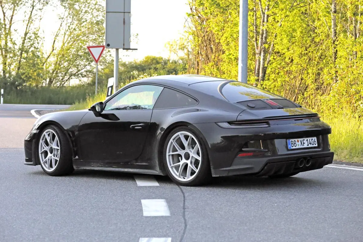 Porsche 911 ST, sarà leggera e avrà più di 500 Cv [Foto Spia] (9)