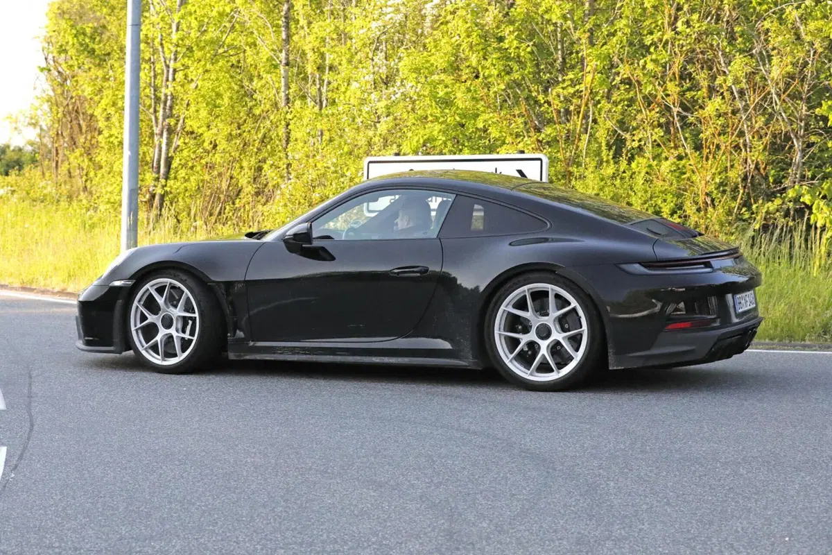 Porsche 911 ST, sarà leggera e avrà più di 500 Cv [Foto Spia] (10)