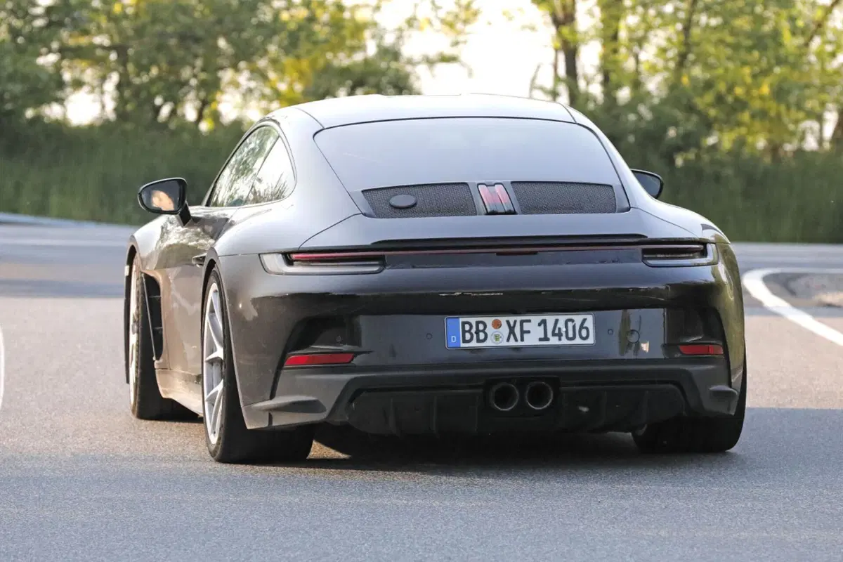 Porsche 911 ST, sarà leggera e avrà più di 500 Cv [Foto Spia] (12)