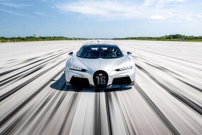Guidare una Bugatti a pi&ugrave; di 400 km/h sulla pista dello Shuttle [VIDEO]