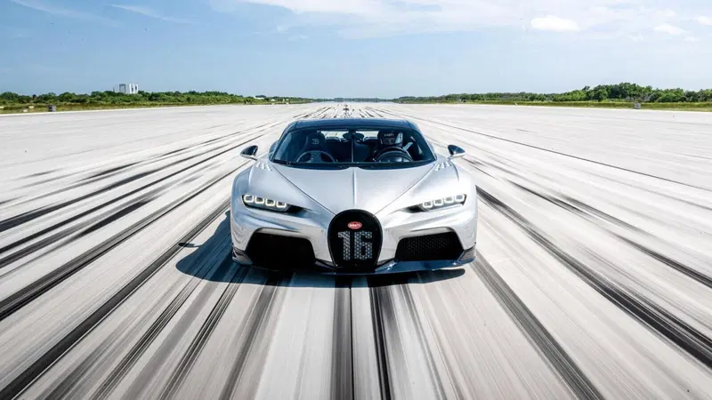 Guidare una Bugatti a pi&ugrave; di 400 km/h sulla pista dello Shuttle [VIDEO]