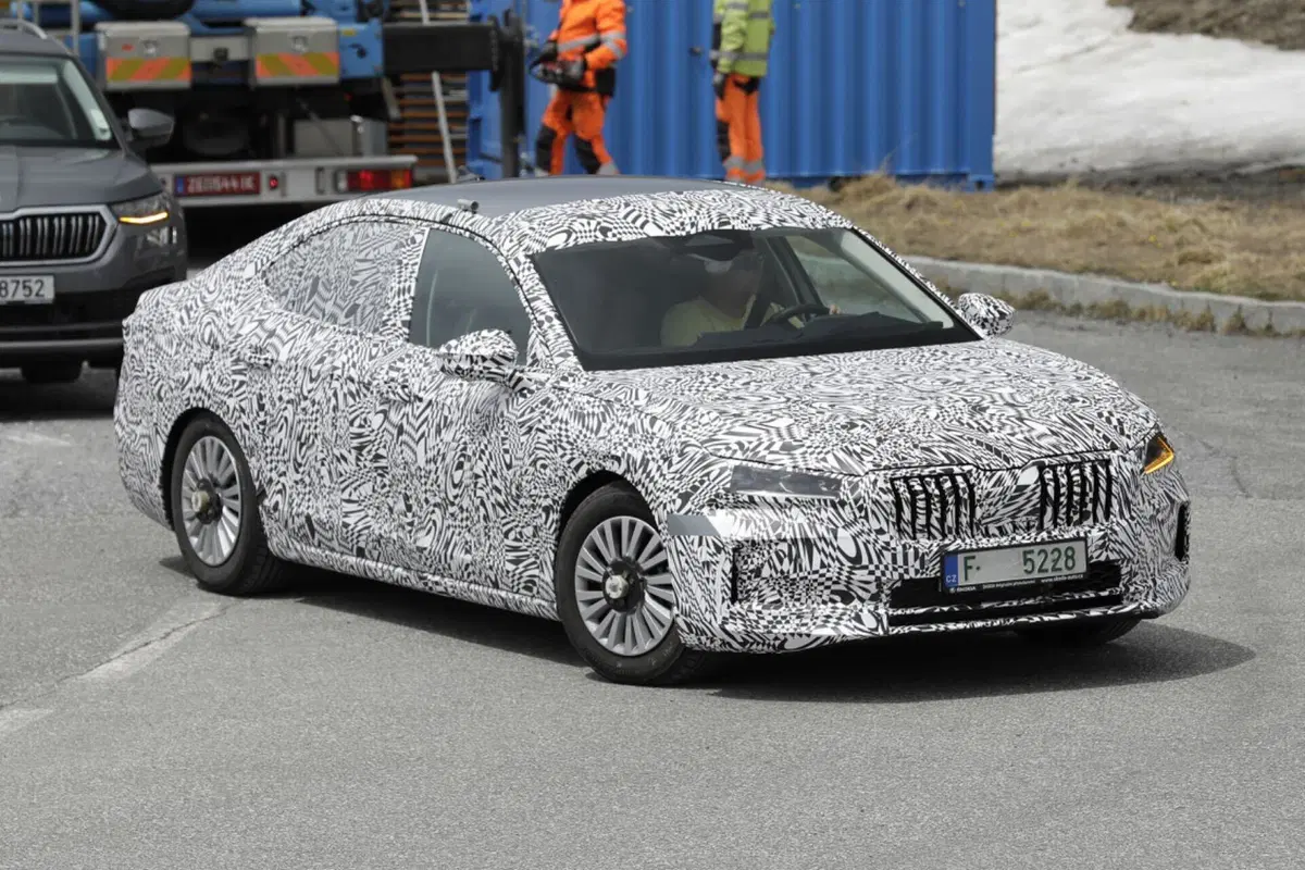 Skoda Superb 2023, la berlina sarà ibrida Plug-In [Foto Spia] (2)