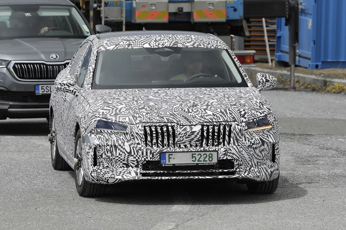 Skoda Superb 2023, la berlina sarà ibrida Plug-In [Foto Spia] (3)