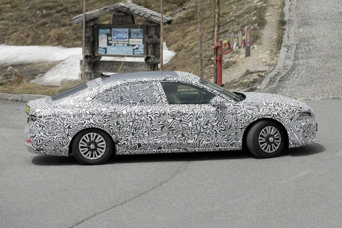 Skoda Superb 2023, la berlina sarà ibrida Plug-In [Foto Spia] (4)