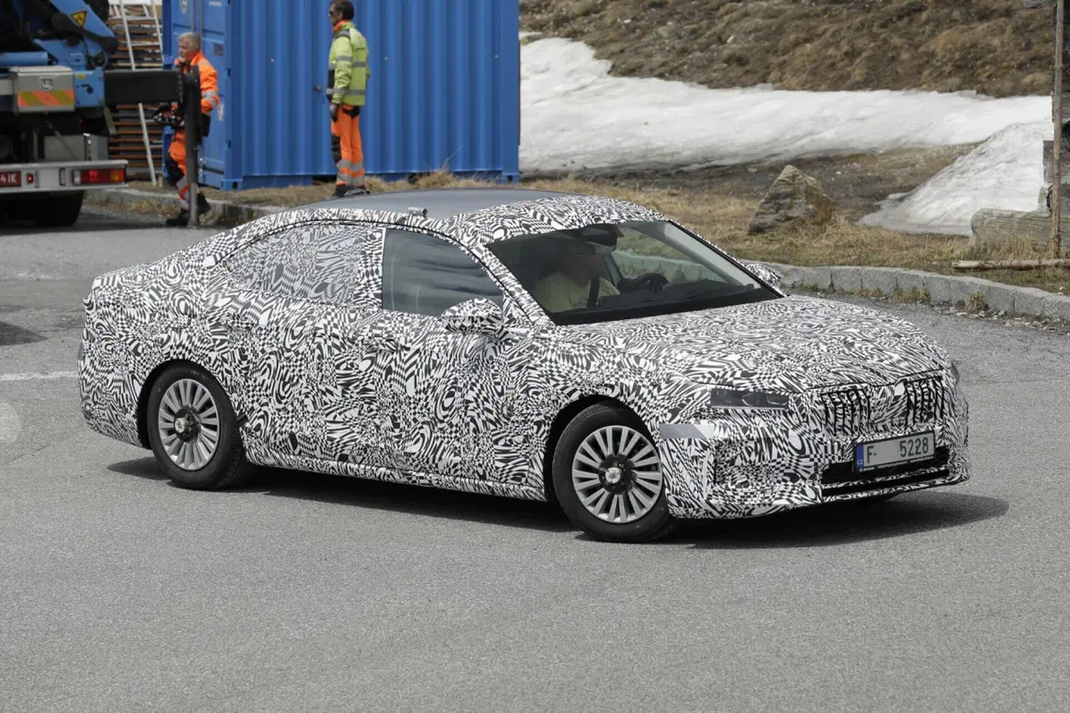 Skoda Superb 2023, la berlina sarà ibrida Plug-In [Foto Spia] (5)