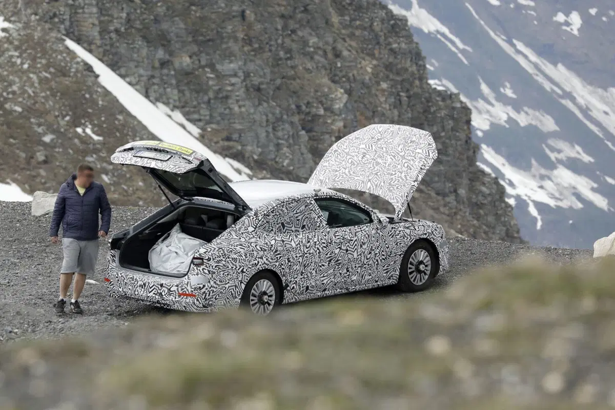 Skoda Superb 2023, la berlina sarà ibrida Plug-In [Foto Spia] (6)