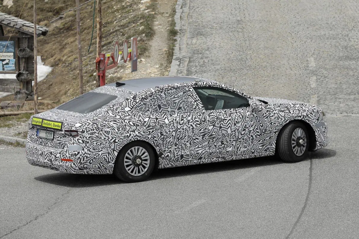 Skoda Superb 2023, la berlina sarà ibrida Plug-In [Foto Spia] (7)
