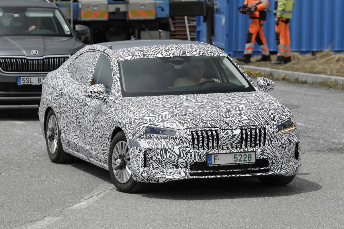 Skoda Superb 2023, la berlina sarà ibrida Plug-In [Foto Spia] (8)