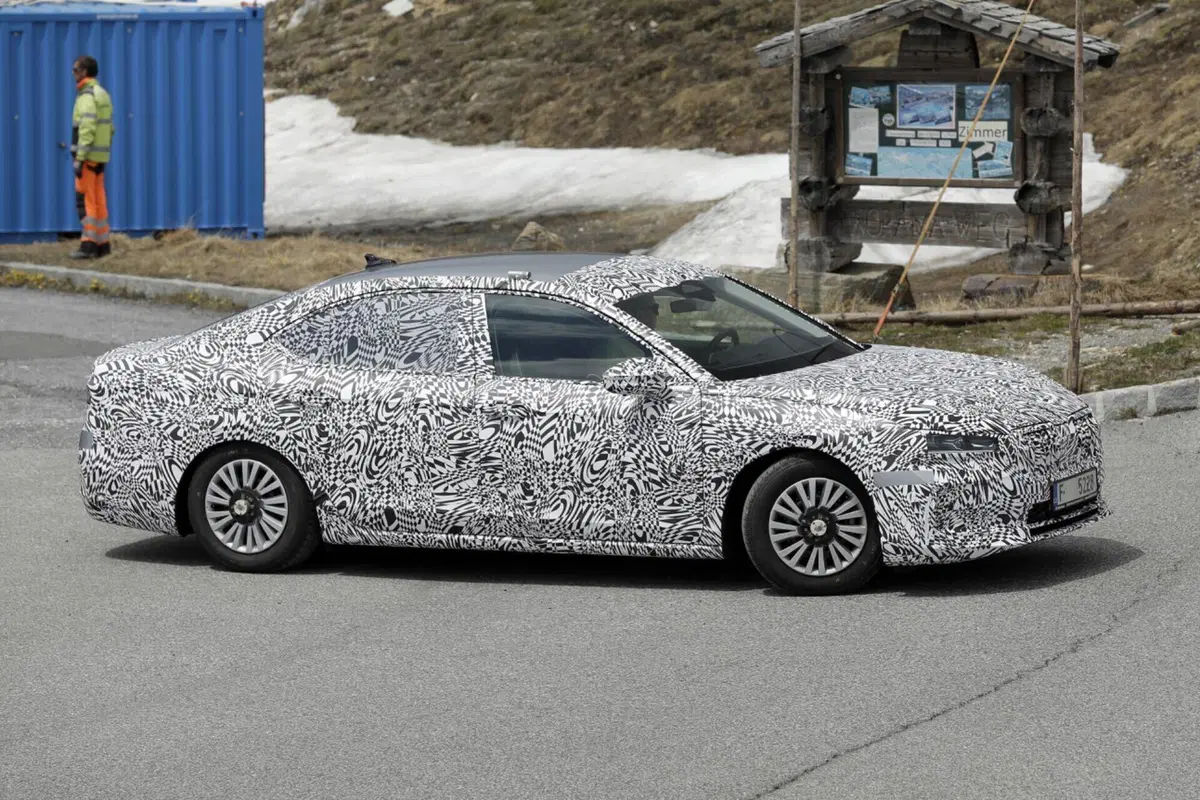 Skoda Superb 2023, la berlina sarà ibrida Plug-In [Foto Spia] (9)
