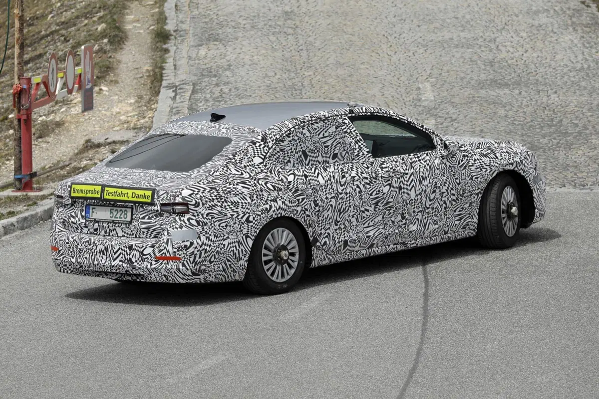 Skoda Superb 2023, la berlina sarà ibrida Plug-In [Foto Spia] (11)