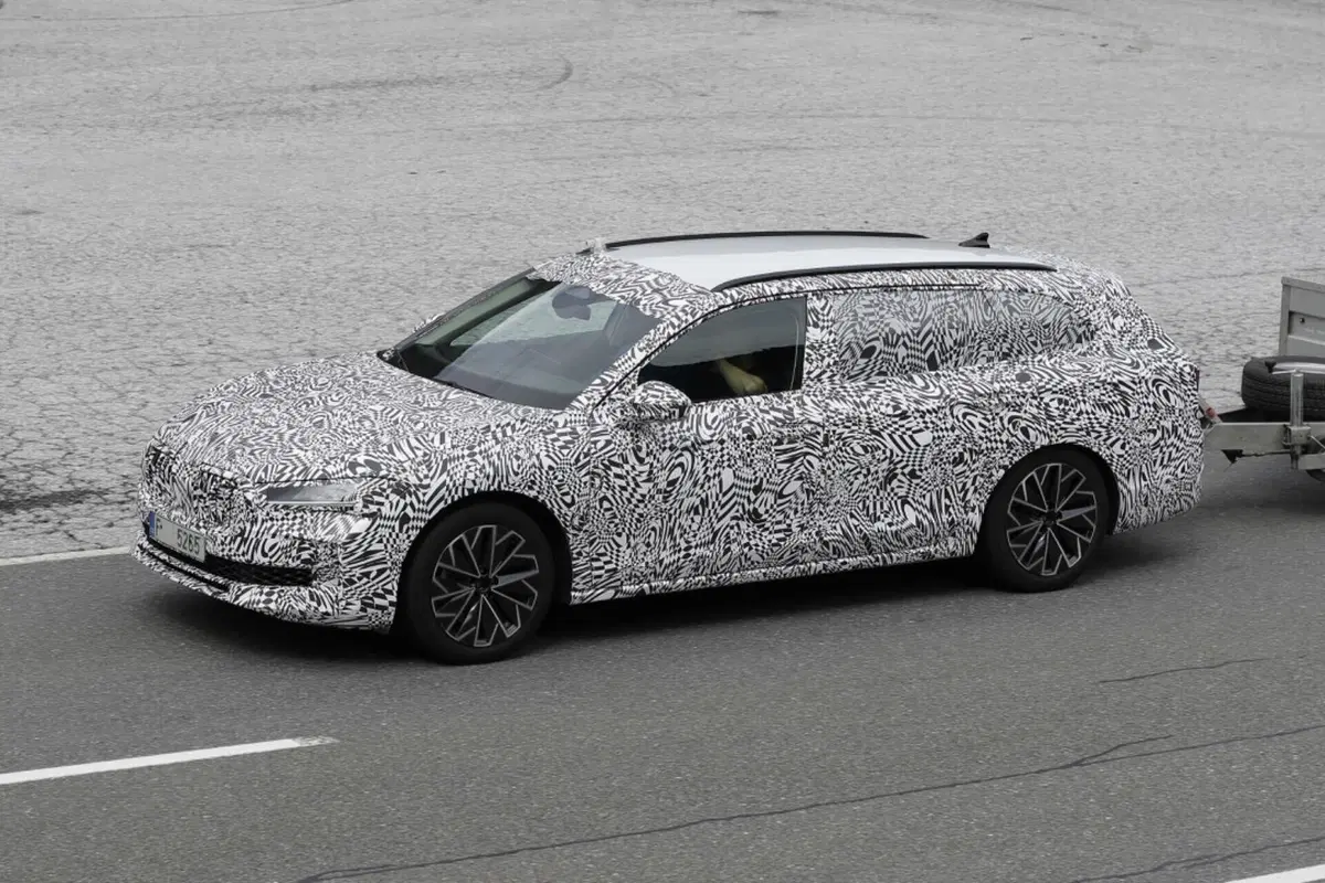 Skoda Superb 2023, la berlina sarà ibrida Plug-In [Foto Spia] (12)