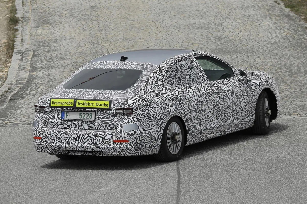 Skoda Superb 2023, la berlina sarà ibrida Plug-In [Foto Spia] (13)