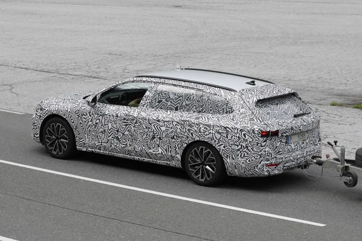 Skoda Superb 2023, la berlina sarà ibrida Plug-In [Foto Spia] (14)
