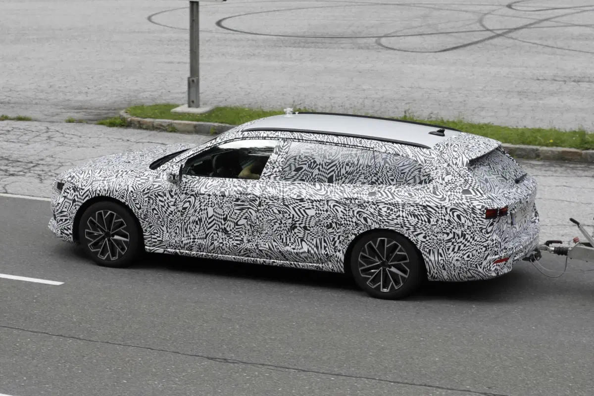 Skoda Superb 2023, la berlina sarà ibrida Plug-In [Foto Spia] (15)