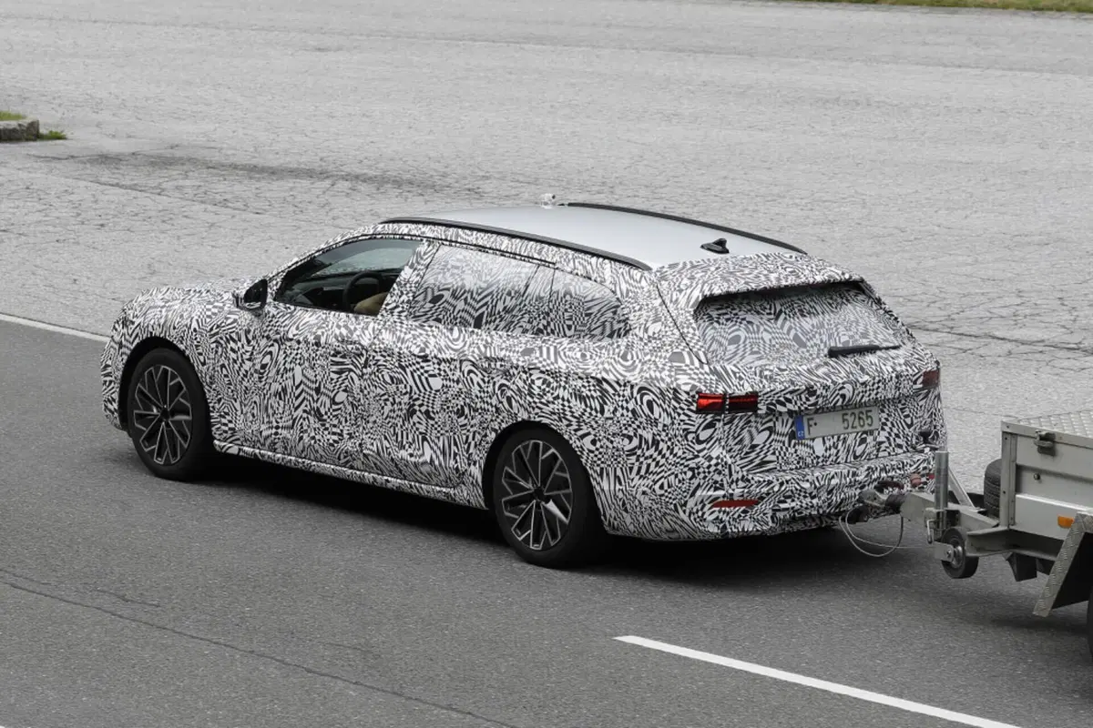 Skoda Superb 2023, la berlina sarà ibrida Plug-In [Foto Spia] (17)