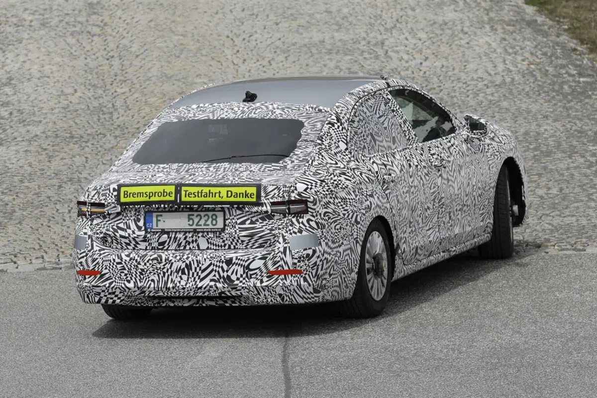 Skoda Superb 2023, la berlina sarà ibrida Plug-In [Foto Spia] (18)