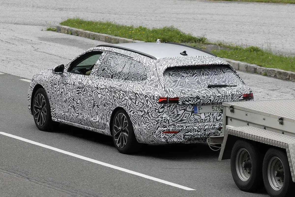 Skoda Superb 2023, la berlina sarà ibrida Plug-In [Foto Spia] (19)