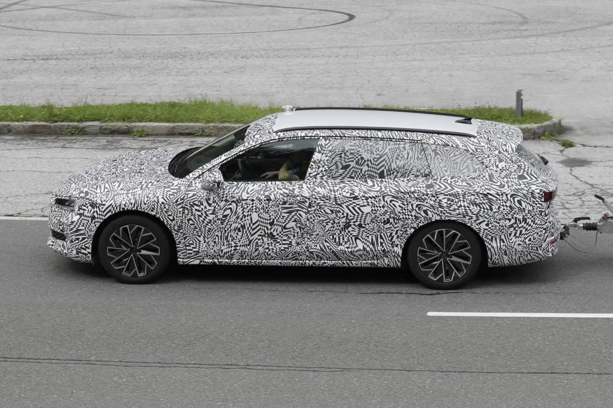 Skoda Superb 2023, la berlina sarà ibrida Plug-In [Foto Spia] (20)