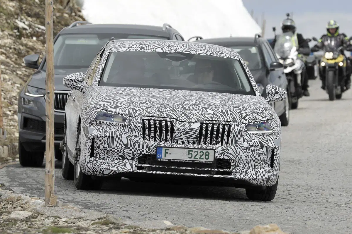 Skoda Superb 2023, la berlina sarà ibrida Plug-In [Foto Spia] (21)