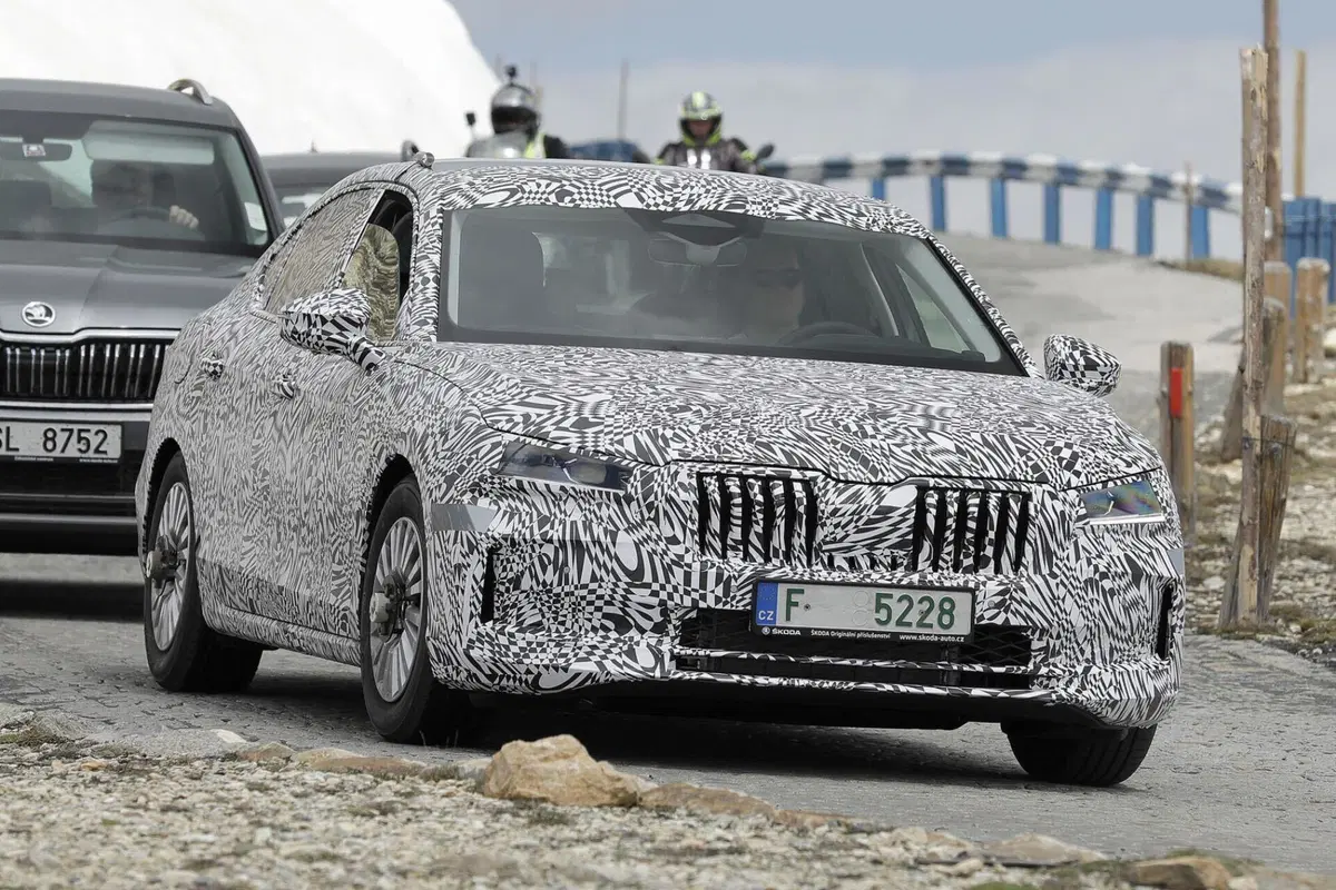 Skoda Superb 2023, la berlina sarà ibrida Plug-In [Foto Spia] (22)