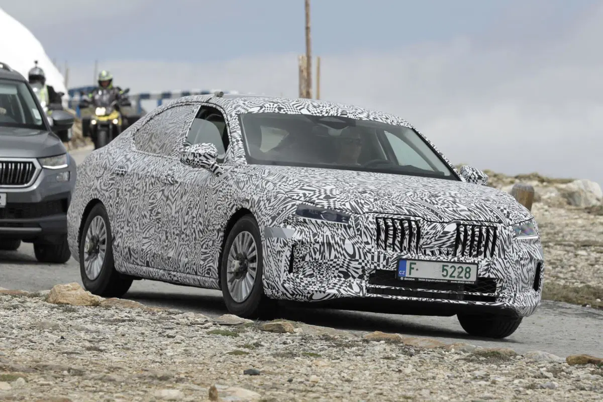 Skoda Superb 2023, la berlina sarà ibrida Plug-In [Foto Spia] (24)