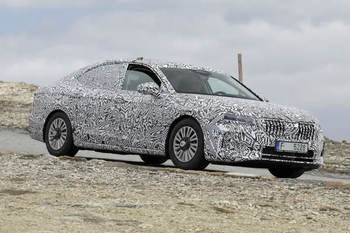 Skoda Superb 2023, la berlina sarà ibrida Plug-In [Foto Spia] (25)