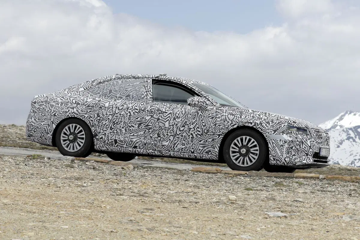 Skoda Superb 2023, la berlina sarà ibrida Plug-In [Foto Spia] (26)