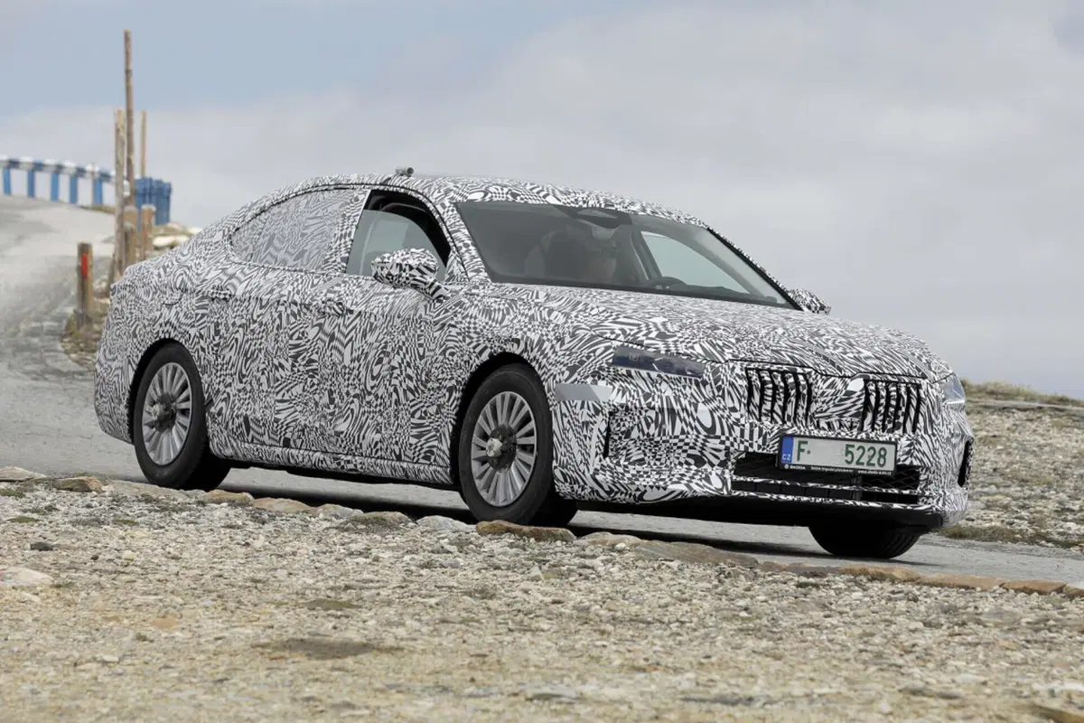 Skoda Superb 2023, la berlina sarà ibrida Plug-In [Foto Spia] (27)