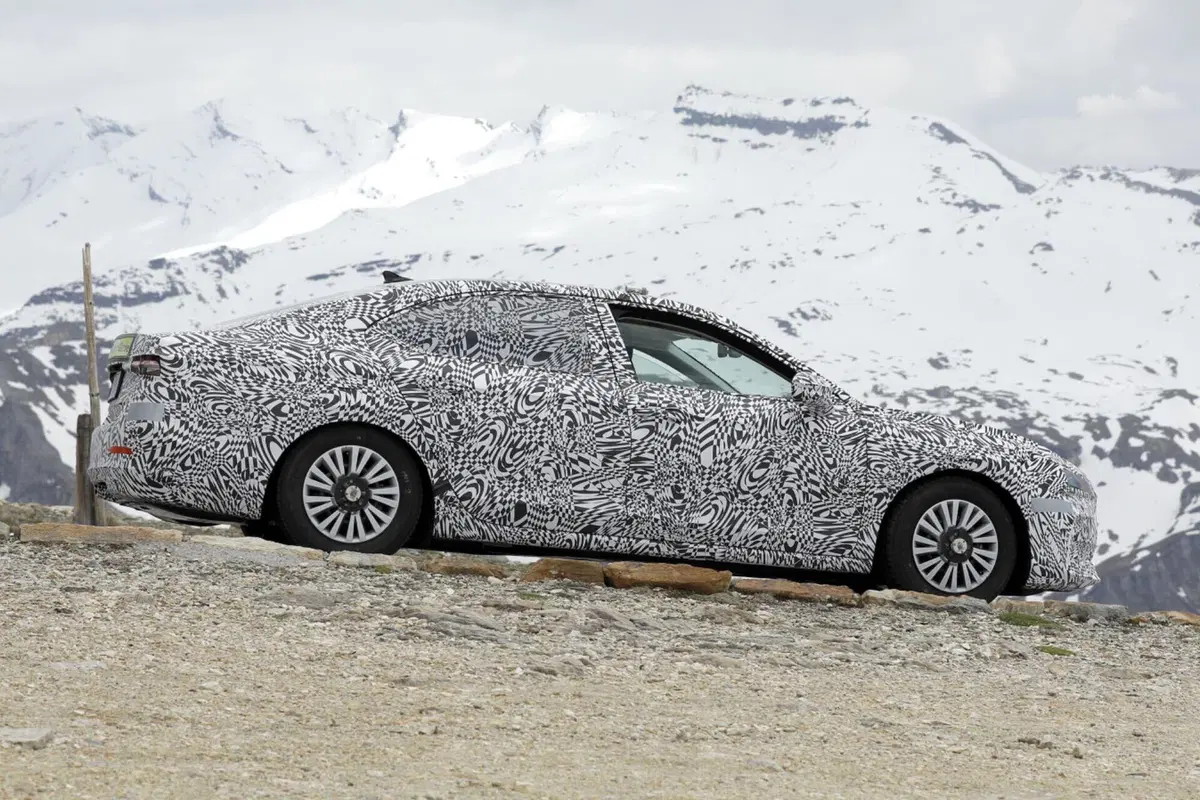 Skoda Superb 2023, la berlina sarà ibrida Plug-In [Foto Spia] (28)
