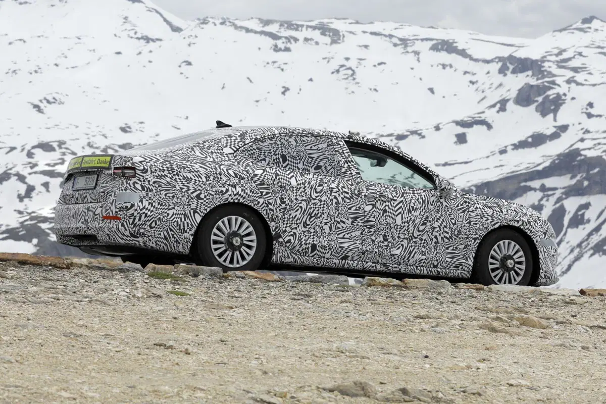 Skoda Superb 2023, la berlina sarà ibrida Plug-In [Foto Spia] (29)