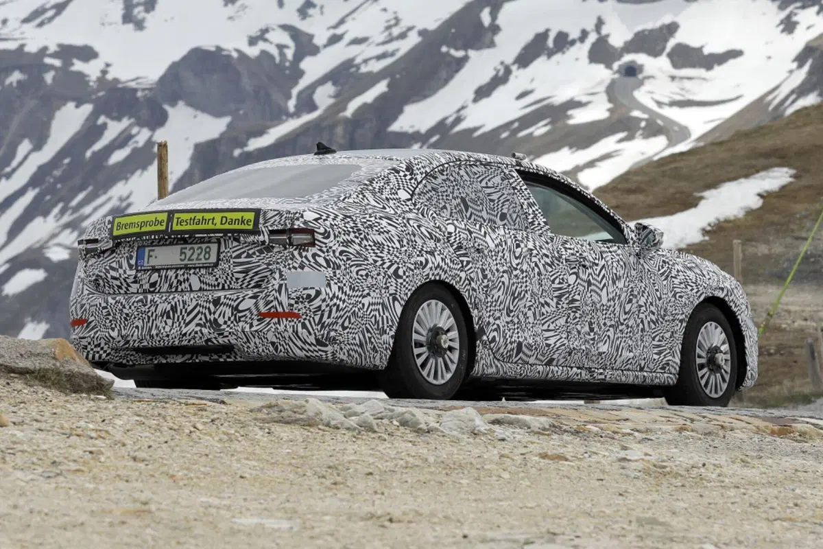 Skoda Superb 2023, la berlina sarà ibrida Plug-In [Foto Spia] (30)
