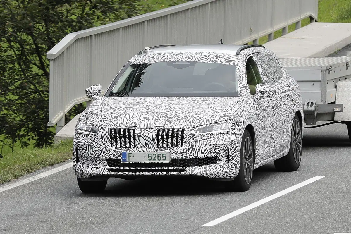 Skoda Superb 2023, la berlina sarà ibrida Plug-In [Foto Spia] (31)