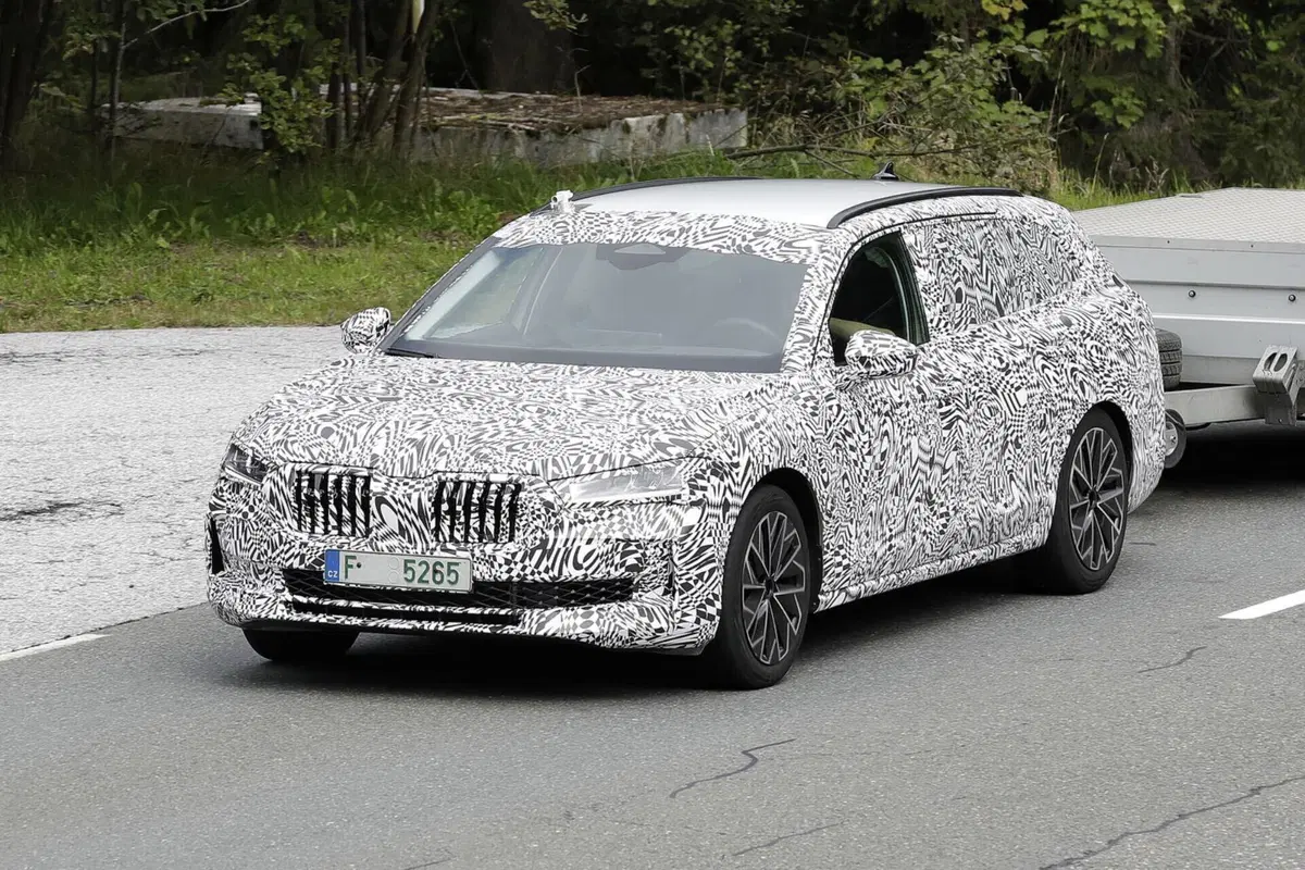 Skoda Superb 2023, la berlina sarà ibrida Plug-In [Foto Spia] (32)