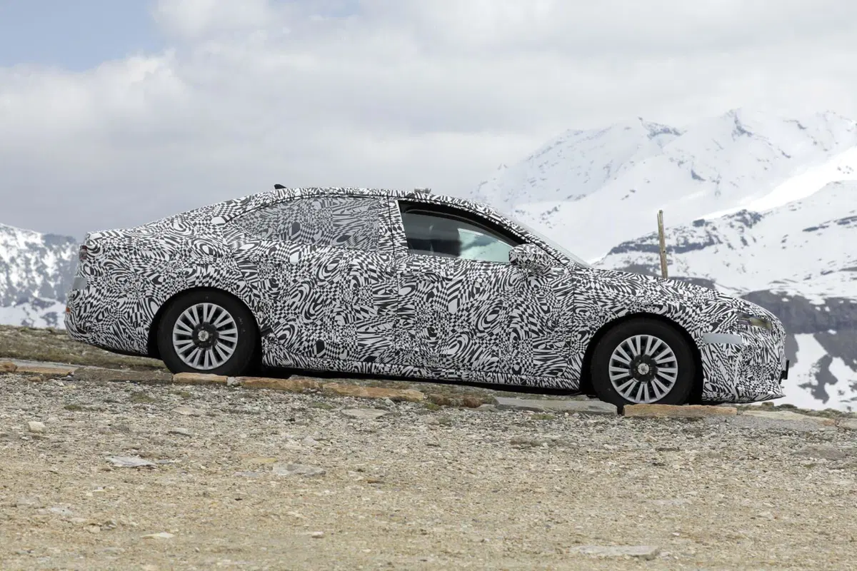 Skoda Superb 2023, la berlina sarà ibrida Plug-In [Foto Spia] (33)