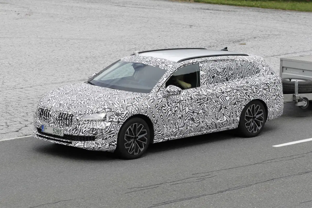 Skoda Superb 2023, la berlina sarà ibrida Plug-In [Foto Spia] (34)