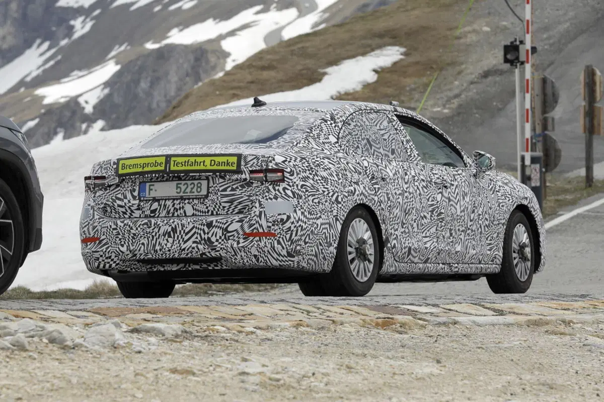 Skoda Superb 2023, la berlina sarà ibrida Plug-In [Foto Spia] (35)