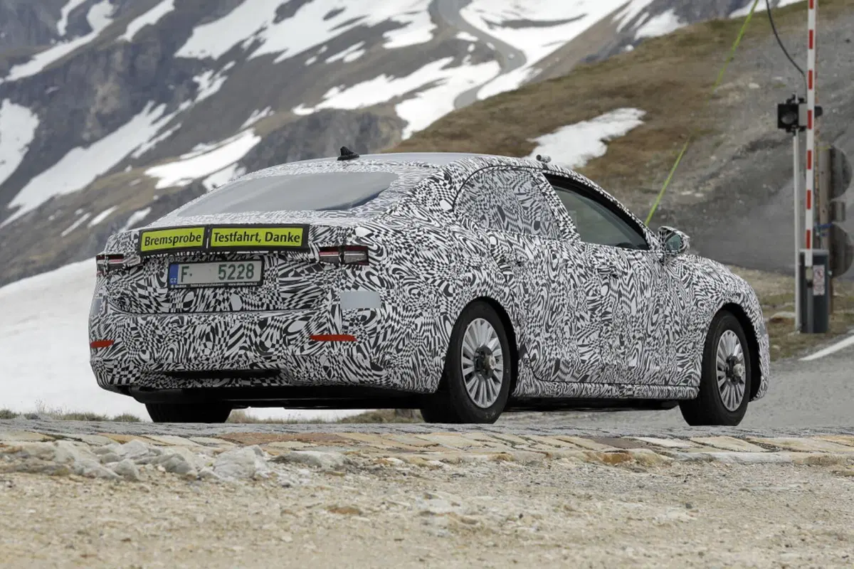 Skoda Superb 2023, la berlina sarà ibrida Plug-In [Foto Spia] (36)