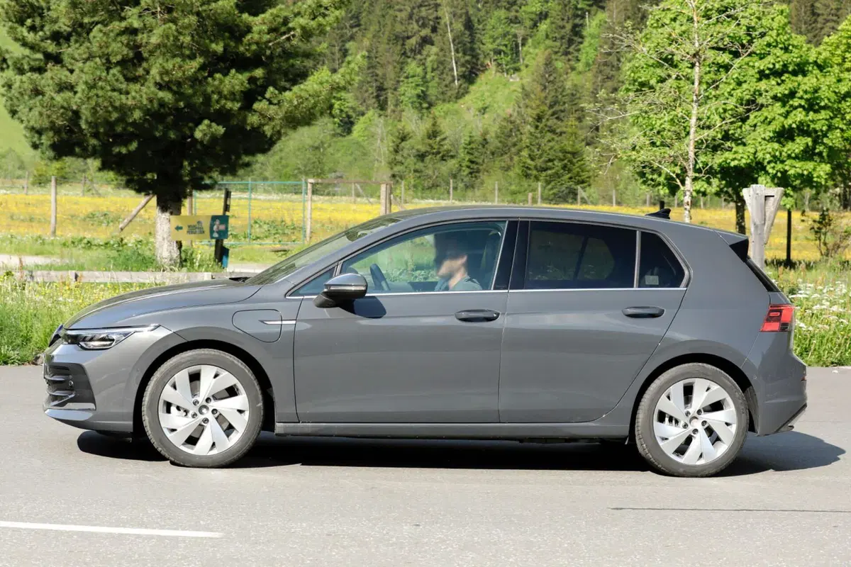 Volkswagen Golf 2023, il nuovo facelift è in arrivo [Foto Spia] (2)