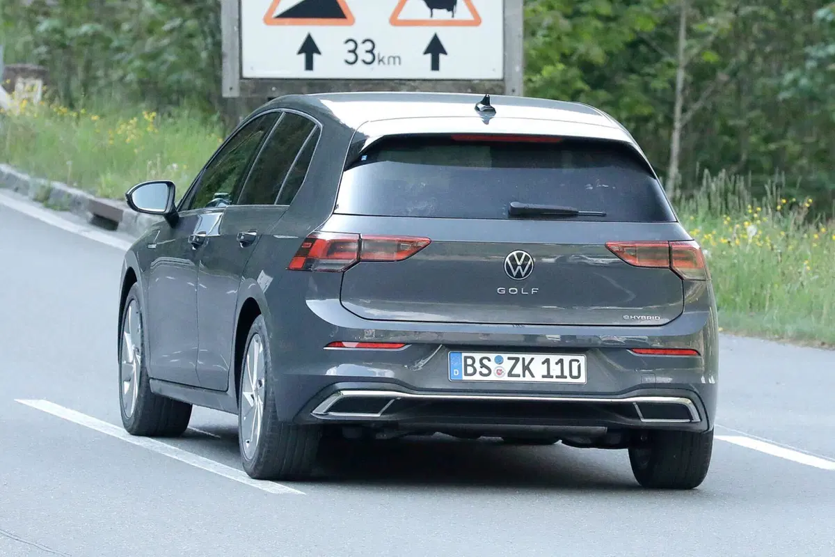 Volkswagen Golf 2023, il nuovo facelift è in arrivo [Foto Spia] (3)
