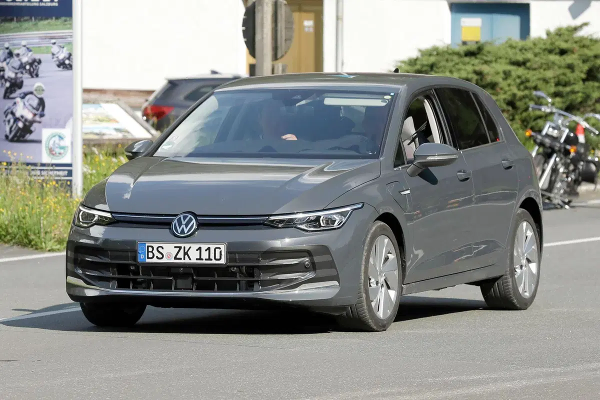 Volkswagen Golf 2023, il nuovo facelift è in arrivo [Foto Spia] (4)