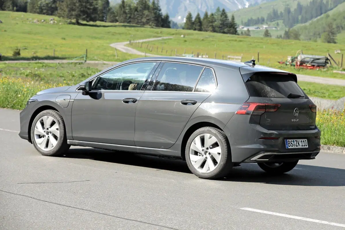 Volkswagen Golf 2023, il nuovo facelift è in arrivo [Foto Spia] (5)