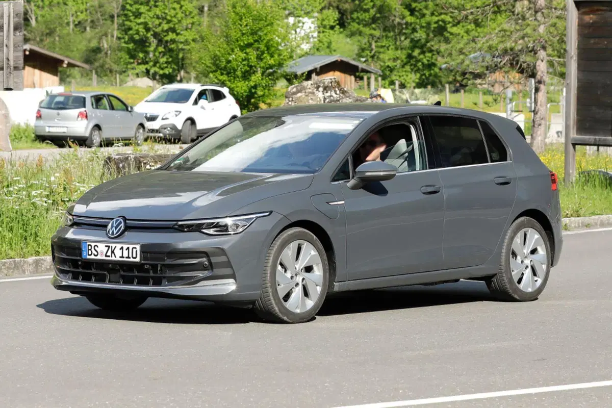 Volkswagen Golf 2023, il nuovo facelift è in arrivo [Foto Spia] (6)