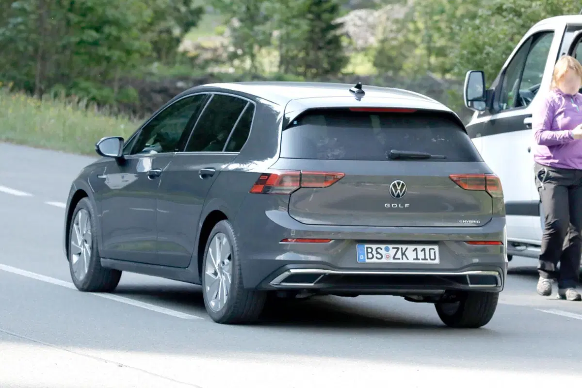 Volkswagen Golf 2023, il nuovo facelift è in arrivo [Foto Spia] (7)