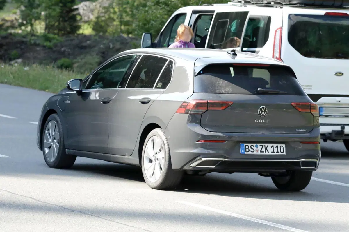Volkswagen Golf 2023, il nuovo facelift è in arrivo [Foto Spia] (8)